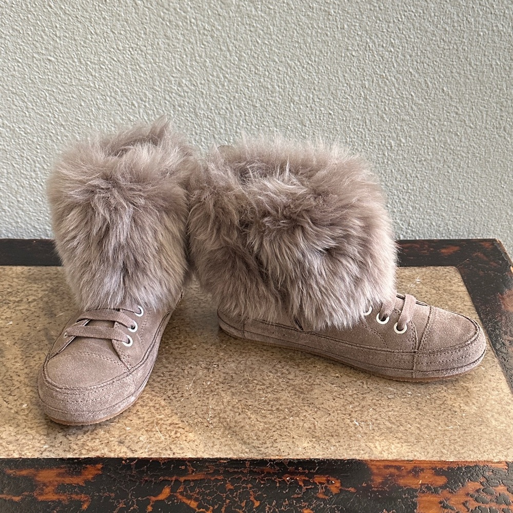 UGG Cozy Fur-Lined Taupe Women's Shoes. Size 8.